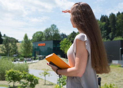 Frau hält Ausschau Ragazza guarda in lontananza
